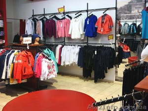 Розпродаємо торгове обладнання (стелажі та стійки) під одяг або взуття