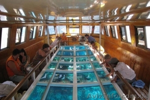 Прогулка по морю на корабле со стеклянным дном